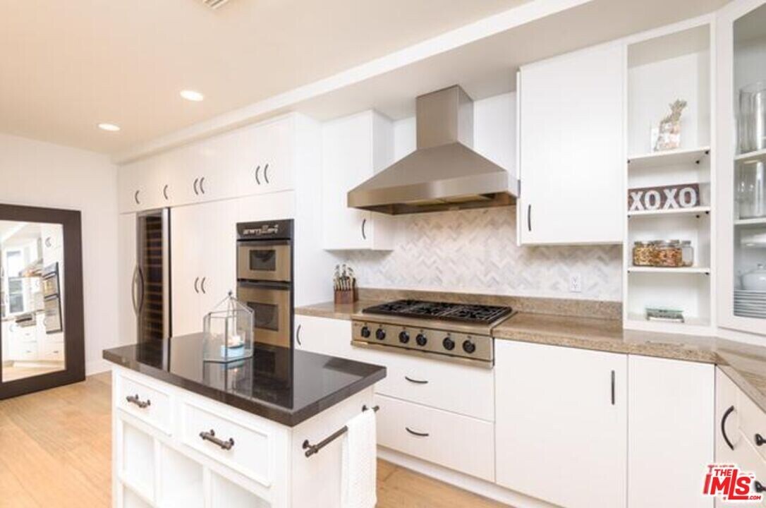 411 N Oakhurst Dr in Beverly Hills, CA - Building Photo