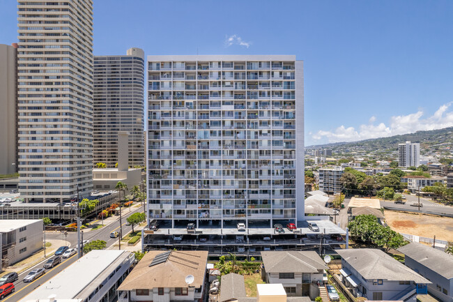 Plaza at Century Court in Honolulu, HI - Building Photo - Building Photo