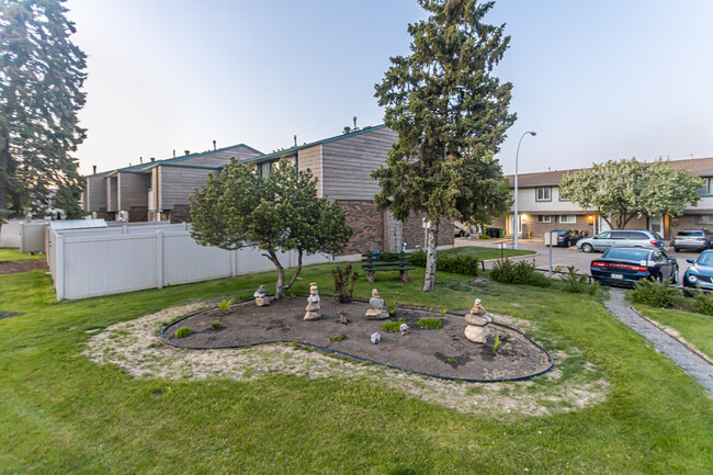 201-205 Abbottsfield Rd NW in Edmonton, AB - Building Photo - Building Photo