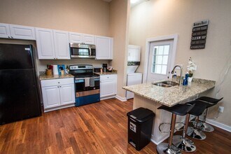 121 Douglas Way St in San Antonio, TX - Building Photo - Building Photo