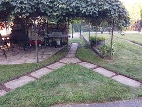 125 Tower St, Unit 2ndFl in Westerly, RI - Foto de edificio - Building Photo