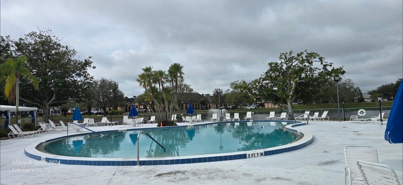 8525 111th St, Unit 203 in Seminole, FL - Building Photo