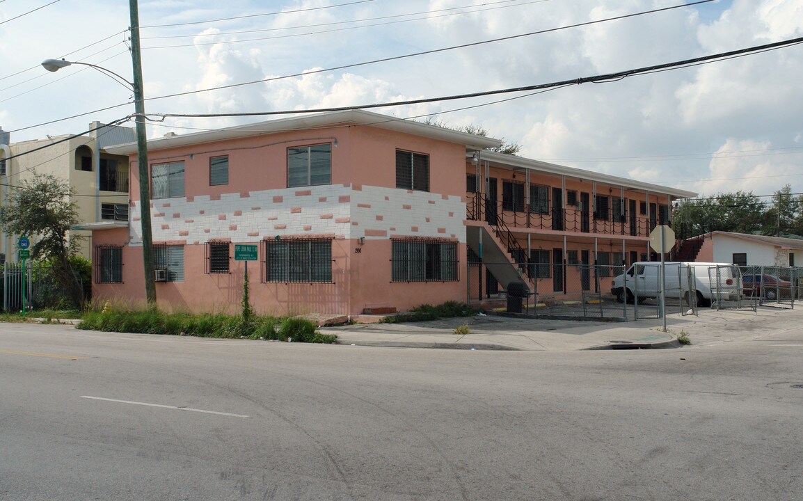 200 NW 77th St in Miami, FL - Building Photo