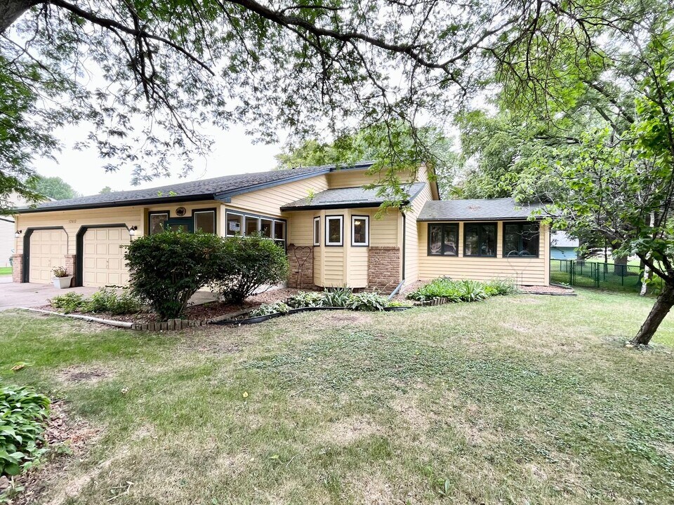 12613 Scharber St in Rogers, MN - Building Photo