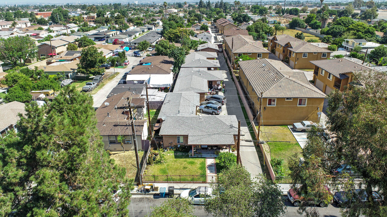 5239 Clara St in Cudahy, CA - Building Photo