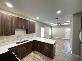 4000 La Vista Ave, Unit 3 in McAllen, TX - Building Photo
