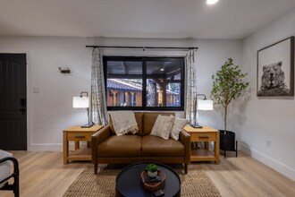 1078 E White Mountain Blvd in Pinetop, AZ - Foto de edificio - Building Photo