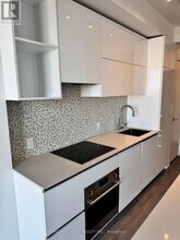 1 Yorkville Ave in Toronto, ON - Building Photo - Building Photo