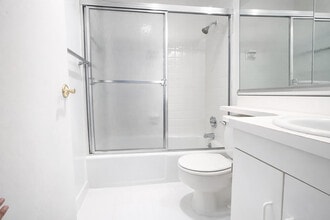 241 E 39th St in New York, NY - Building Photo - Building Photo