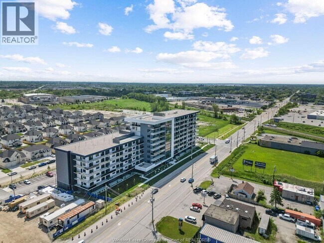 1624 Lauzon Rd in Windsor, ON - Building Photo - Building Photo