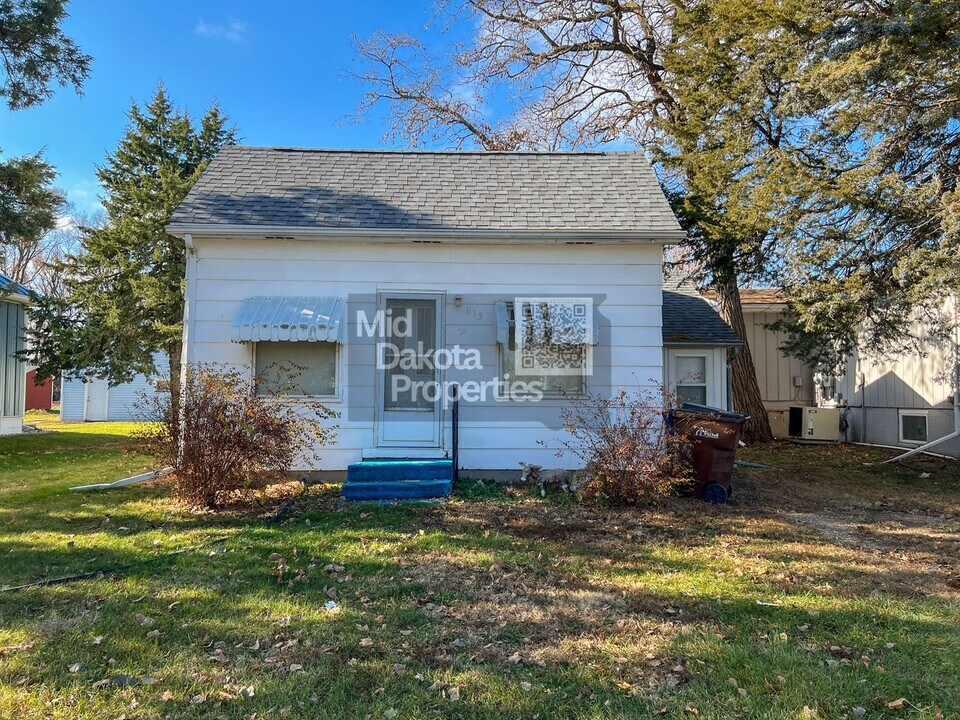 813 N Sanborn Blvd in Mitchell, SD - Building Photo