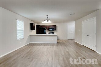 9727 Marbach Hl in San Antonio, TX - Foto de edificio - Building Photo