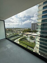 10185 Collins Ave, Unit 1022 in Bal Harbour, FL - Foto de edificio - Building Photo