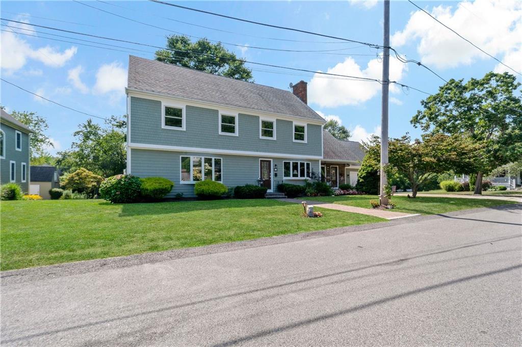 21 Clifton Rd in Bristol, RI - Building Photo