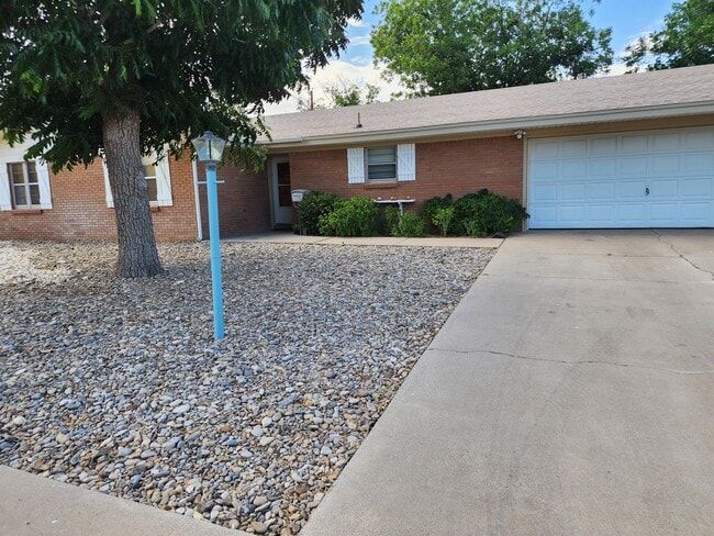 613 Mimosa Dr in Roswell, NM - Building Photo - Building Photo