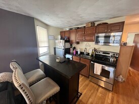 211 Holland St, Unit 2B in Somerville, MA - Building Photo