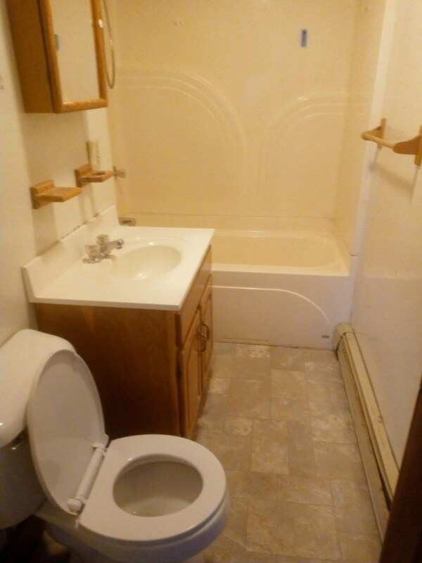 13 Falmouth St, Unit 2 in Rumford, ME - Building Photo - Building Photo