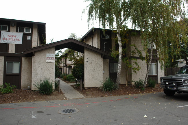 707 W 2nd Ave in Chico, CA - Foto de edificio - Building Photo