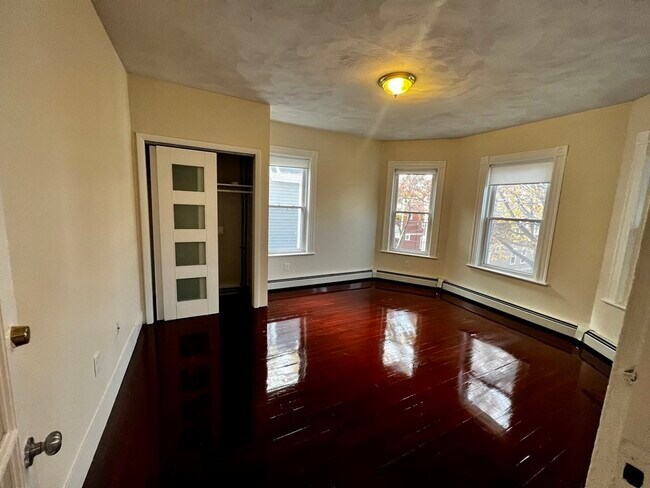 19 Banks St, Unit 2 in Somerville, MA - Foto de edificio - Building Photo