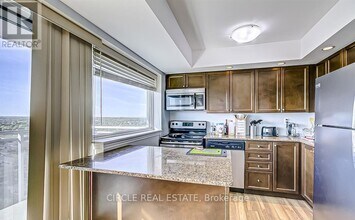 215 Queen St E in Brampton, ON - Building Photo - Building Photo