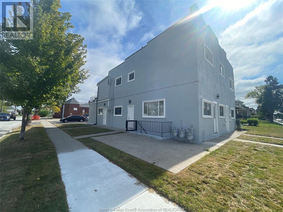 904 Elsmere Ave in Windsor, ON - Building Photo