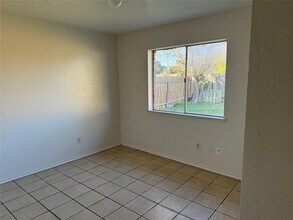 2114 W Greens Rd in Houston, TX - Foto de edificio - Building Photo