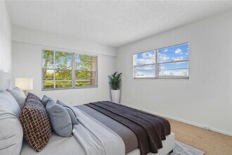 410 Fanshaw J in Boca Raton, FL - Building Photo - Building Photo