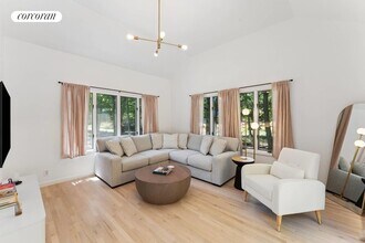 37 Trout Pond Rd in Sag Harbor, NY - Foto de edificio - Building Photo