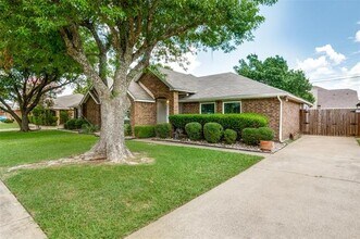 719 Ballard St in Cedar Hill, TX - Foto de edificio - Building Photo