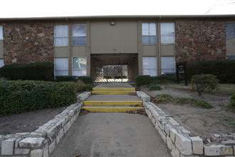 Upper E - Beacon Hill (OLD) in Dallas, TX - Building Photo - Building Photo