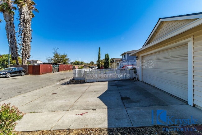 1366 Matthew Dr in Fairfield, CA - Building Photo - Building Photo