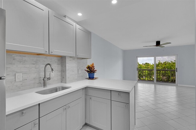 1831 NE 38th St, Unit 503 in Oakland Park, FL - Foto de edificio - Building Photo