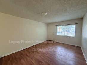 4834 50th Ave in Sacramento, CA - Foto de edificio - Building Photo