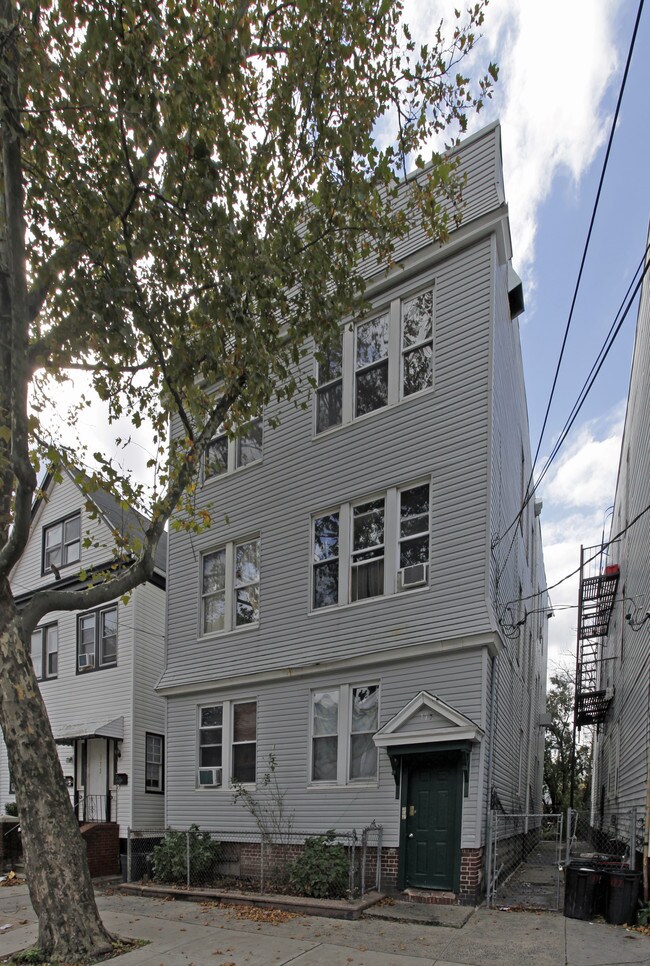 175 Van Nostrand Ave in Jersey City, NJ - Foto de edificio - Building Photo