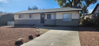 3218 Canterbury Ln in Pueblo, CO - Building Photo
