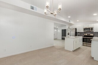 2110 N Highland Ave in Tucson, AZ - Building Photo - Building Photo