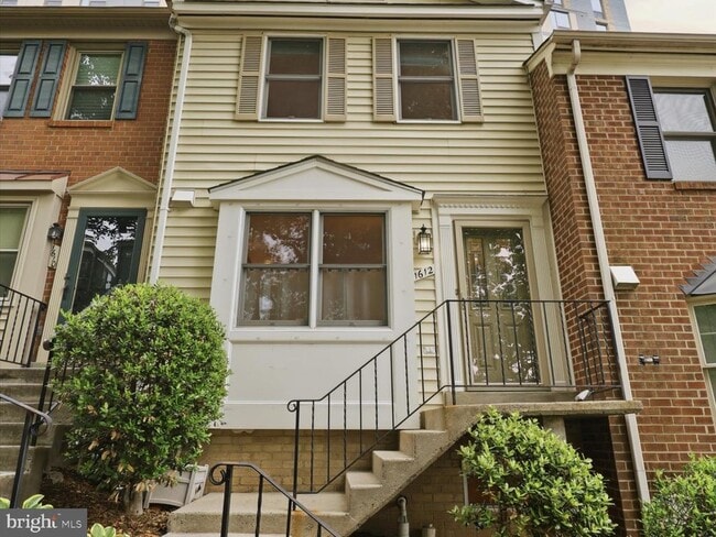 property at 1612 Arlington Blvd