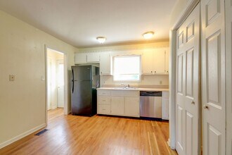 240 Waterford Dr in Oak Grove, KY - Building Photo - Building Photo