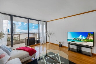 1717 N Bayshore Dr in Miami, FL - Building Photo - Building Photo