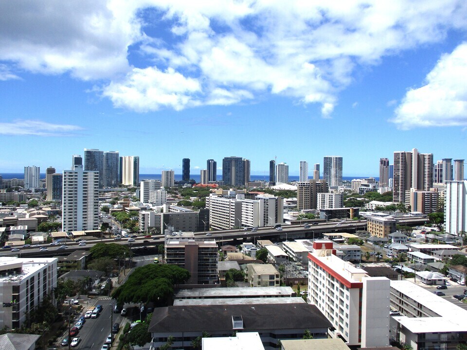 1556 Piikoi St in Honolulu, HI - Building Photo