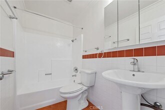 6042 Barton Ave in Los Angeles, CA - Foto de edificio - Building Photo