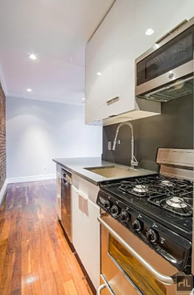 West 10th Street, Unit 2FW in New York, NY - Building Photo - Building Photo
