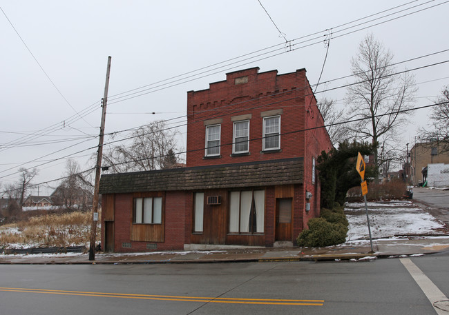 322 St Clair Ave in Clairton, PA - Foto de edificio - Building Photo