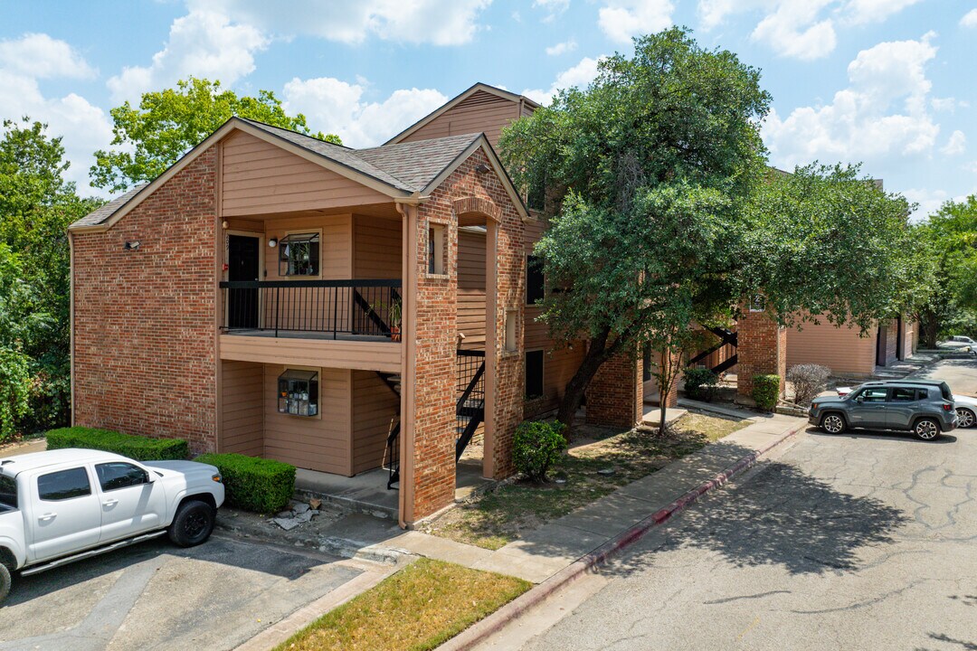 Tramor at Oak Bend in Austin, TX - Foto de edificio