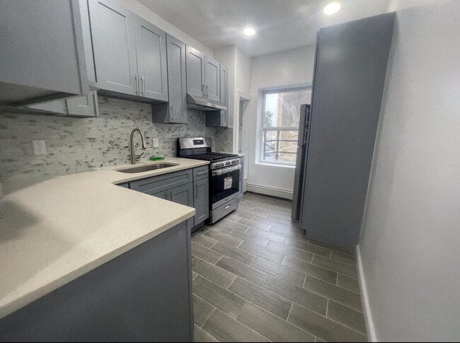 213 Martin Luther King Jr Dr, Unit Apartment 3 in Jersey City, NJ - Foto de edificio - Building Photo