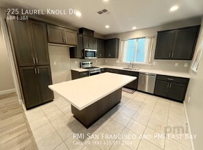 225 Laurel Knoll Dr in Martinez, CA - Building Photo - Building Photo