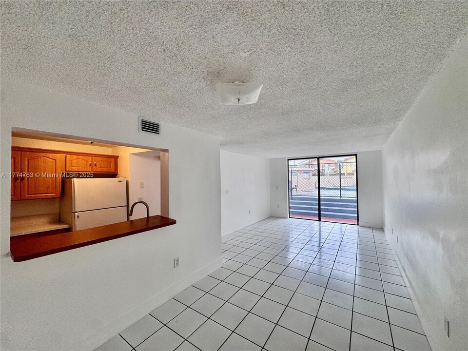 9678 Fontainebleau Blvd in Miami, FL - Building Photo