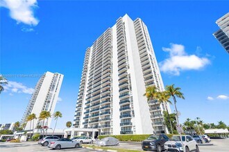 3675 N Country Club Dr, Unit 5 in Aventura, FL - Building Photo - Building Photo