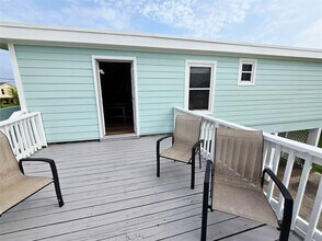 16611 Jolly Roger Rd in Jamaica Beach, TX - Building Photo - Building Photo