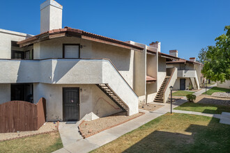 Villa Capri Apartments in Phoenix, AZ - Building Photo - Primary Photo